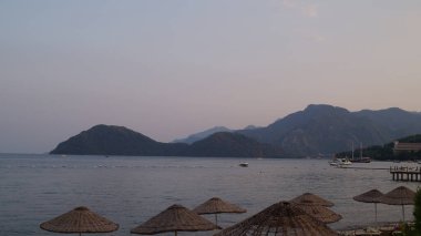 Türkiye 'nin güneybatısında Marmaris, Mugla Eyaleti, Akdeniz' in sahil şeridi manzaralı. Marmaris, Mugla, Türkiye