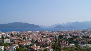 Kıyı şehrinin panoraması. Marmaris, Türkiye 'nin güneybatısındaki Mugla ilinde Akdeniz kıyısında Türk Rivierası kıyısında yer alan bir liman kenti ve turizm beldesidir. Marmaris, Mugla, Türkiye
