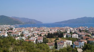 Kıyı şehrinin panoraması. Marmaris, Türkiye 'nin güneybatısındaki Mugla ilinde Akdeniz kıyısında Türk Rivierası kıyısında yer alan bir liman kenti ve turizm beldesidir. Marmaris, Mugla, Türkiye