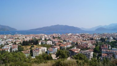 Kıyı şehrinin panoraması. Marmaris, Türkiye 'nin güneybatısındaki Mugla ilinde Akdeniz kıyısında Türk Rivierası kıyısında yer alan bir liman kenti ve turizm beldesidir. Marmaris, Mugla, Türkiye