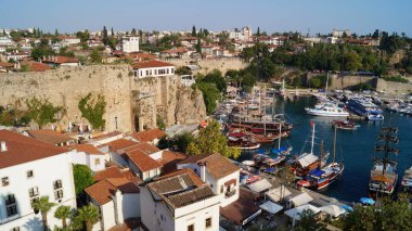 Antalya, Anadolu 'nun güneybatı kıyısında yer alan ve Taurus Dağları ile sınırlandırılan Akdeniz kıyısındaki Ege bölgesinin dışındaki en büyük Türk şehridir. Antalya, Türkiye