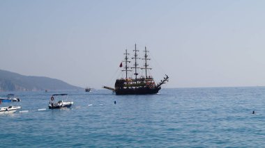 Akdeniz kıyısındaki Oludeniz kıyısında bir yelkenli. Türkiye.