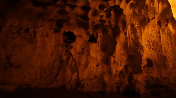 卡兰洞穴 Karain Cave 是土耳其地中海地区安塔利亚市西北27公里处的亚卡村的一个古石器考古遗址 Yagca Antalya 土耳其 — 图库照片