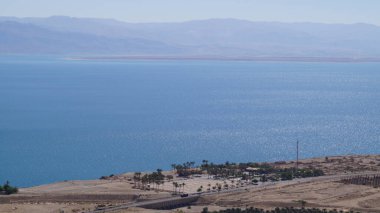Ölü Deniz 'in güzel manzarası. Ölü Deniz, Ürdün, İsrail ve Batı Şeria ile sınır komşusu olan tuz gölüdür. Ölü Deniz Sahili, İsrail