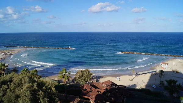 Netanya 'daki şehir plajı. Netanya, İsrail 'in Kuzey Orta Bölgesi' nde, Sharon ovasının başkentidir. Netanya, İsrail