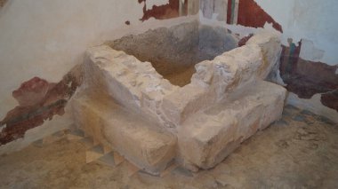 Duvarlarda freskler ve Masada 'da küvet. Masada, İsrail 'in güney bölgesinde ıssız bir kaya platosunun tepesinde bulunan antik bir kaledir. Masada, İsrail