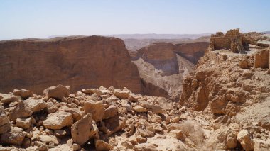 Masada 'daki Büyük Herod kalesinin kalıntıları. Masada, İsrail 'in güney bölgesinde ıssız bir kaya platosunun tepesinde bulunan antik bir kaledir. Masada, İsrail