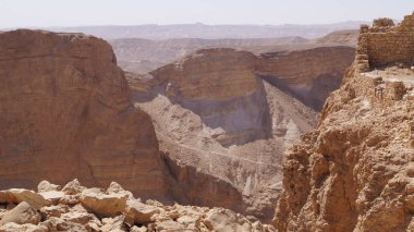 Masada 'daki Büyük Herod kalesinin kalıntıları. Masada, İsrail 'in güney bölgesinde ıssız bir kaya platosunun tepesinde bulunan antik bir kaledir. Masada, İsrail