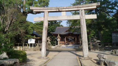 Izumo Taisha 'daki Bronz Torii Kapısı. Torii geleneksel bir Japon kapısıdır. Genellikle bir Shinto türbesinin girişinde ya da içinde bulunur. Sembolik olarak sıradandan kutsala geçişi simgeler.. 