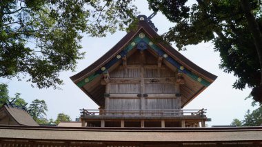 Izumo Taisha 'daki antik binalar. Izumo Taisha resmi olarak Izumo Chashiro, Japonya 'nın en eski ve en önemli Shinto tapınaklarından biridir. Izumo, Shimane, Japonya