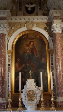 Aquileia 'daki katedralin içi. Aquileia, İtalya 'da bir antik Roma kentidir. Günümüzde şehir, Kuzey İtalya 'nın ana arkeolojik alanlarından biridir. Aquileia, Udine ili, İtalya