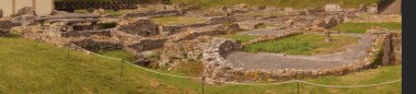 Aquileia harabeleri. Aquileia, İtalya 'da bir antik Roma kentidir. Günümüzde şehir, Kuzey İtalya 'nın ana arkeolojik alanlarından biridir. Aquileia, Udine ili, İtalya