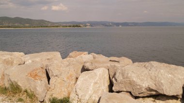 Trieste kıyısından Adriyatik Denizi manzarası. İtalya