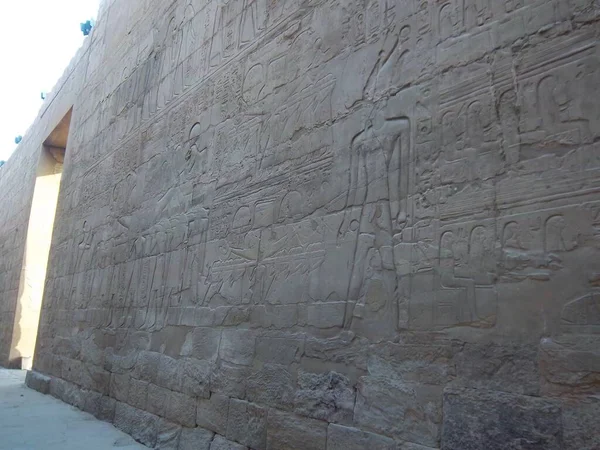 卢克索神殿的墙上题词 卢克索神庙 Luxor Temple 是一座巨大的古埃及寺庙建筑群 位于尼罗河东岸的卢克索市 — 图库照片