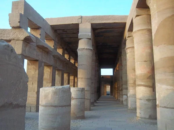 카르나크 단지는 이집트의 룩소르 근처에 황폐된 예배당 건물들이 엄청나게 뒤섞여 — 스톡 사진