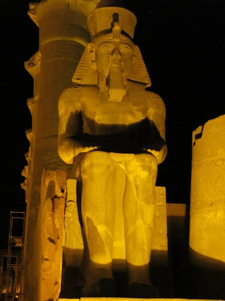 夜晚坐在卢克索神殿内的拉姆斯二世巨像 埃及卢克索 — 图库照片