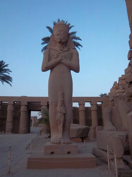 巨大的拉美西斯二世雕像 卡尔纳克的寺庙建筑群包括大量被毁的寺庙 尖塔和埃及卢克索附近的其他建筑 Karnak Temple Luxor Egypt — 图库照片