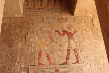 Mısır 'ın duvarlarında renkli resimler var. Batı Şeria, Luxor, Mısır.
