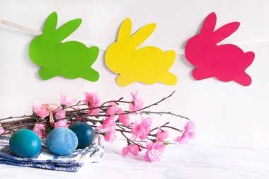 Renkli yumurtalar söğüt ağacı ve tavşanların el yapımı paskalya çelengi. Mutlu Paskalyalar.