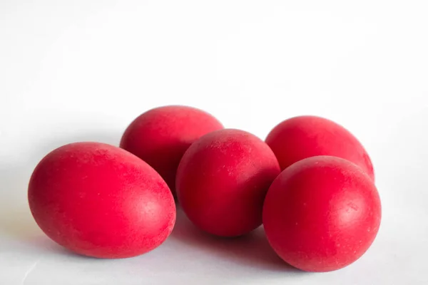 Cinque Uova Pasqua Rosse Sfondo Bianco Concetto Felice Celebrazione Pasquale — Foto Stock