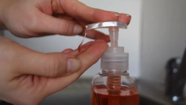 Mani Caucasiche Femminili Utilizzando Mano Igienizzante Gel Pompa Dispenser Concetto — Video Stock