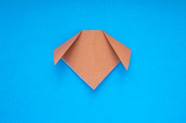 Adım adım fotoğraf çekerek origami kağıdından köpek yapmayı öğretiyorum. Basit bir çocuk konsepti. Altıncı adım.