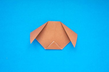 Adım adım fotoğraf çekerek origami kağıdından köpek yapmayı öğretiyorum. Basit bir çocuk konsepti. 8. Adım.