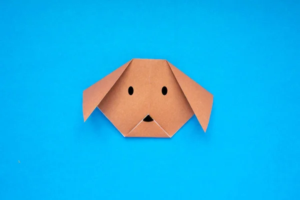 Adım adım fotoğraf çekerek origami kağıdından köpek yapmayı öğretiyorum. Basit bir çocuk konsepti. 9. adım tamamlandı..