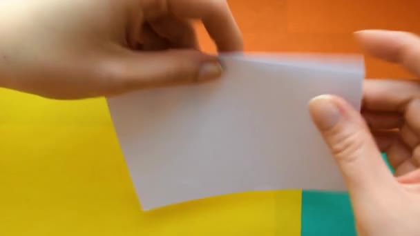 步骤2 女性手造纸船 关于如何制造折纸纸船的逐步说明 简单地考虑孩子的概念 — 图库视频影像