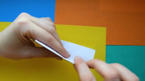 Beşinci Adım Kadın Eli Kağıttan Tekne Yapar Origami Kağıt Gemisinin — Stok video