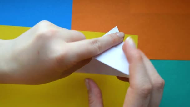 ステップ6女性の手はペーパーボートを作る 折り紙の船を作る方法についてのステップバイステップの指示 子供の概念で簡単に死ぬ — ストック動画