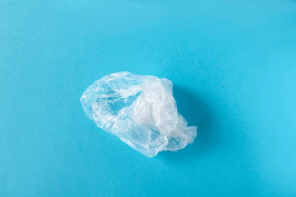 White plastic on a blue background. Plastic pollution. Recycling plastic, reusable packing, sorting garbage concept. Zero waste, ecology. Copyspase, — Stock Photo, Image
