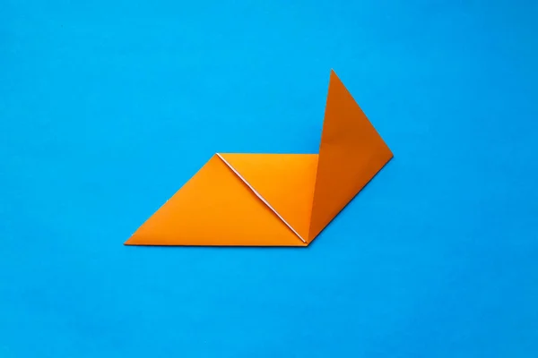 Krok po kroku instrukcja fotograficzna jak zrobić origami lisa papieru. Prosta diy z koncepcją dzieci. — Zdjęcie stockowe
