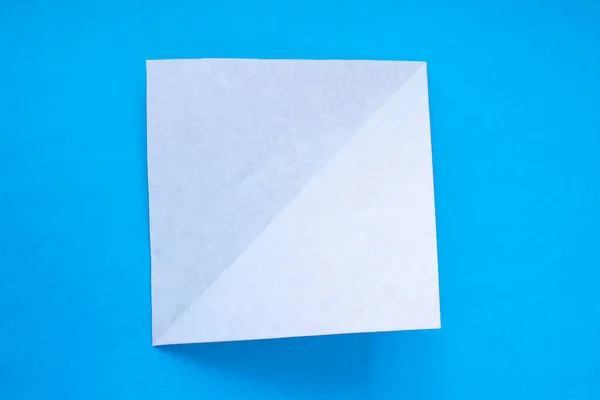 Adım adım fotoğraf çekerek origami kağıdından tilki yapmayı öğretiyorum. Çocuk konseptiyle basit bir ölüm..