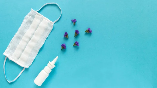 계절적 알레르기 보라색 스프레이 용기와 파란색 배경에는 의료용 마스크가 크리에이티브 — 스톡 사진