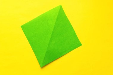 Adım adım fotoğraf çekerek origami kağıt kitap ayracı kurbağası yapmayı öğretiyorum. Çocuk konseptiyle basit bir şey. Adım 1.