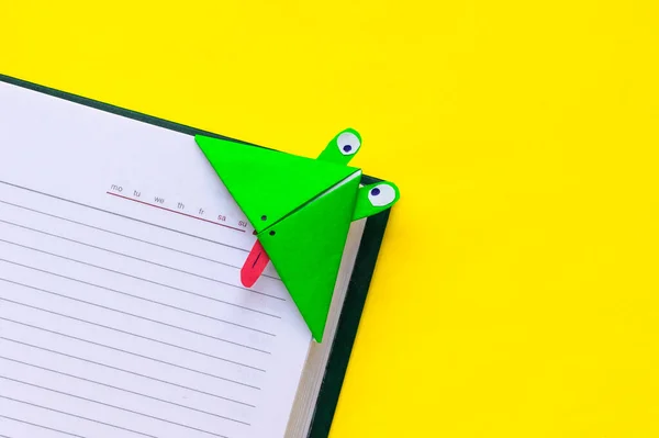 Adım adım fotoğraf çekerek origami kağıt kitap ayracı kurbağası yapmayı öğretiyorum. Çocuk konseptiyle basit bir şey. 12. adım tamamlandı...