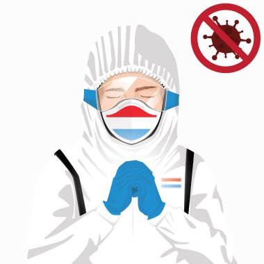 Covid-19 veya Coronavirus konsepti. Avrupa sağlık personeli koruyucu giysiler içinde maske takıyor ve Lüksemburg 'daki Covid-19 virüs salgınına karşı dua ediyor. Avrupalı adam ve Lüksemburg bayrağı. Pandemik korona virüsü