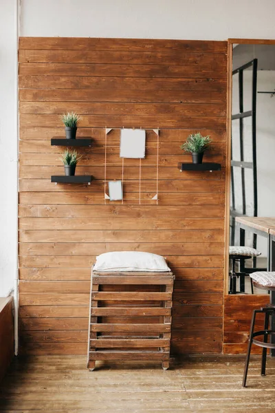 Dřevěný interiér s krabicí a polštářem. — Stock fotografie