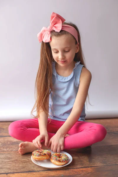 Niña adorable con rosquillas . —  Fotos de Stock