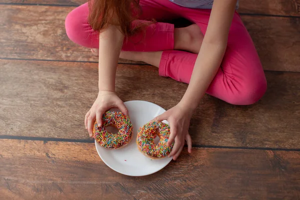 Donuts de chocolate en las manos de las niñas . —  Fotos de Stock