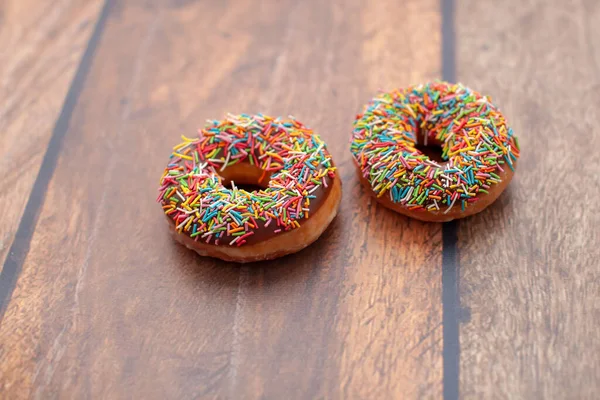 Donut de chocolate sobre fondo de madera . —  Fotos de Stock