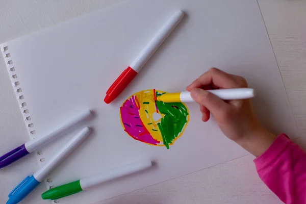 Маленькая девочка рисует пончик . — стоковое фото