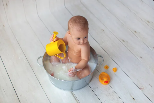 Маленька дитина приймає ванну . — стокове фото