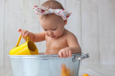 Küçük bebek banyo yapıyor..