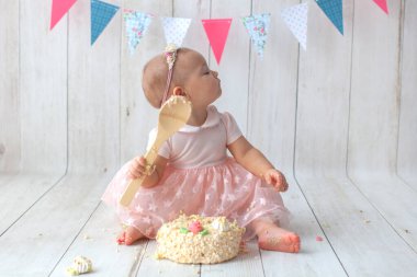 İlk doğum günüm. Arka planda bayrak çelengi.