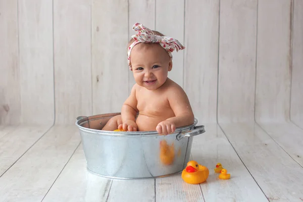 Piccolo bambino si fa un bagno. — Foto Stock