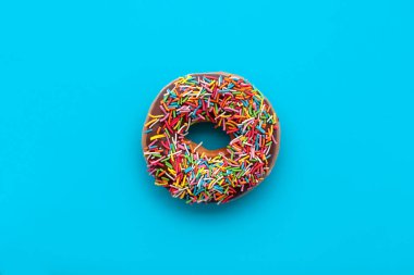 Mavi arka planda çikolatalı çörek.. 