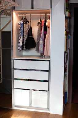 Gardıropta bir depo. Çocuk odası.