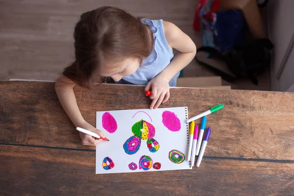 Happy little 7 lat dziewczyna rysuje z filcu końcówki długopisy. — Zdjęcie stockowe